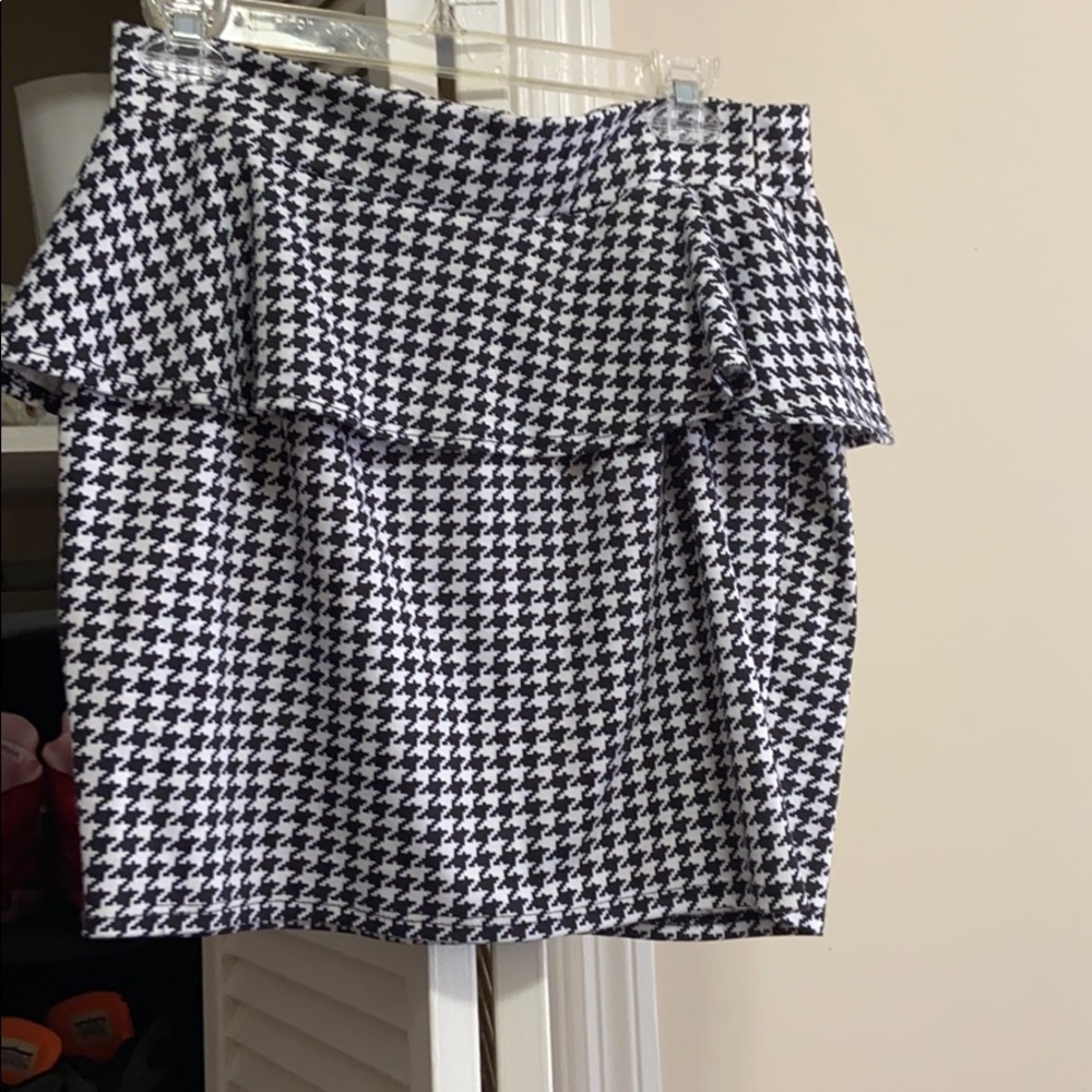 Black and white mini skirt!